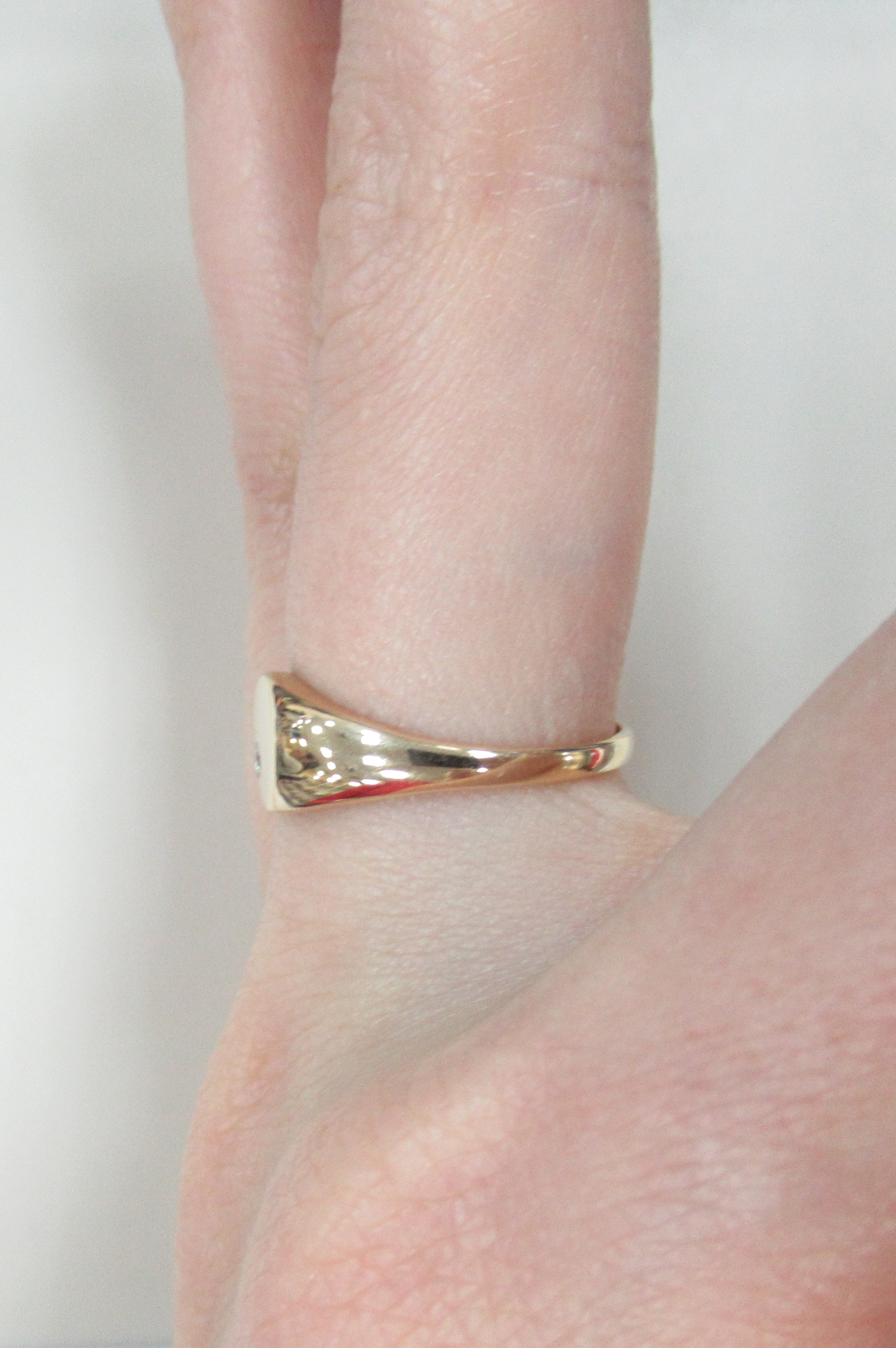 Золотое кольцо 585 пробы; родий; вставки 1 Бр.Кр-57 0,015 4/5А;